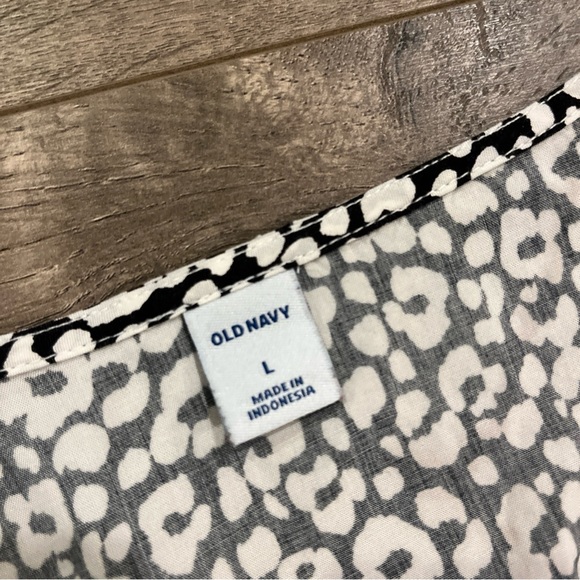 Old Navy Women’s Blouse Top Size Large Black/White V-Neck - Picture 5 of 5